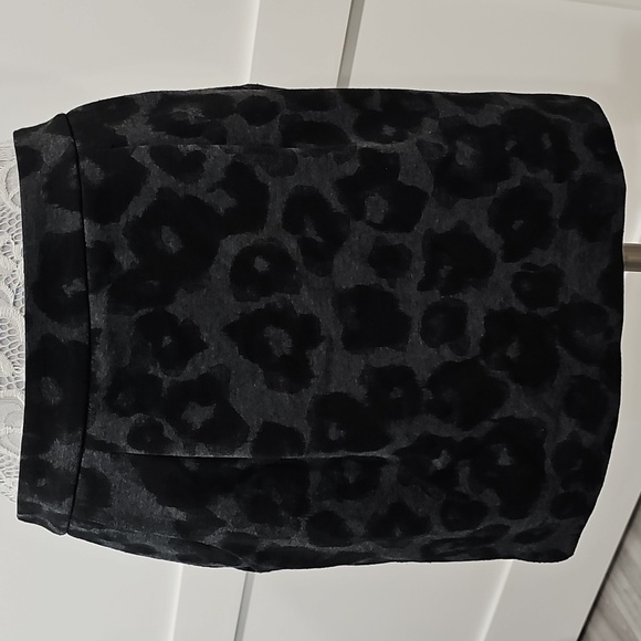MICHAEL Michael Kors Dresses & Skirts - Michael Kors black & grey hidden animal print skirt with pockets size 8